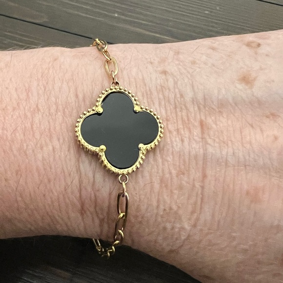 GOLD STAINLESS STEEL BRACELET WITH BLACK FOUR LEAF CLOVER - Picture 5 of 6